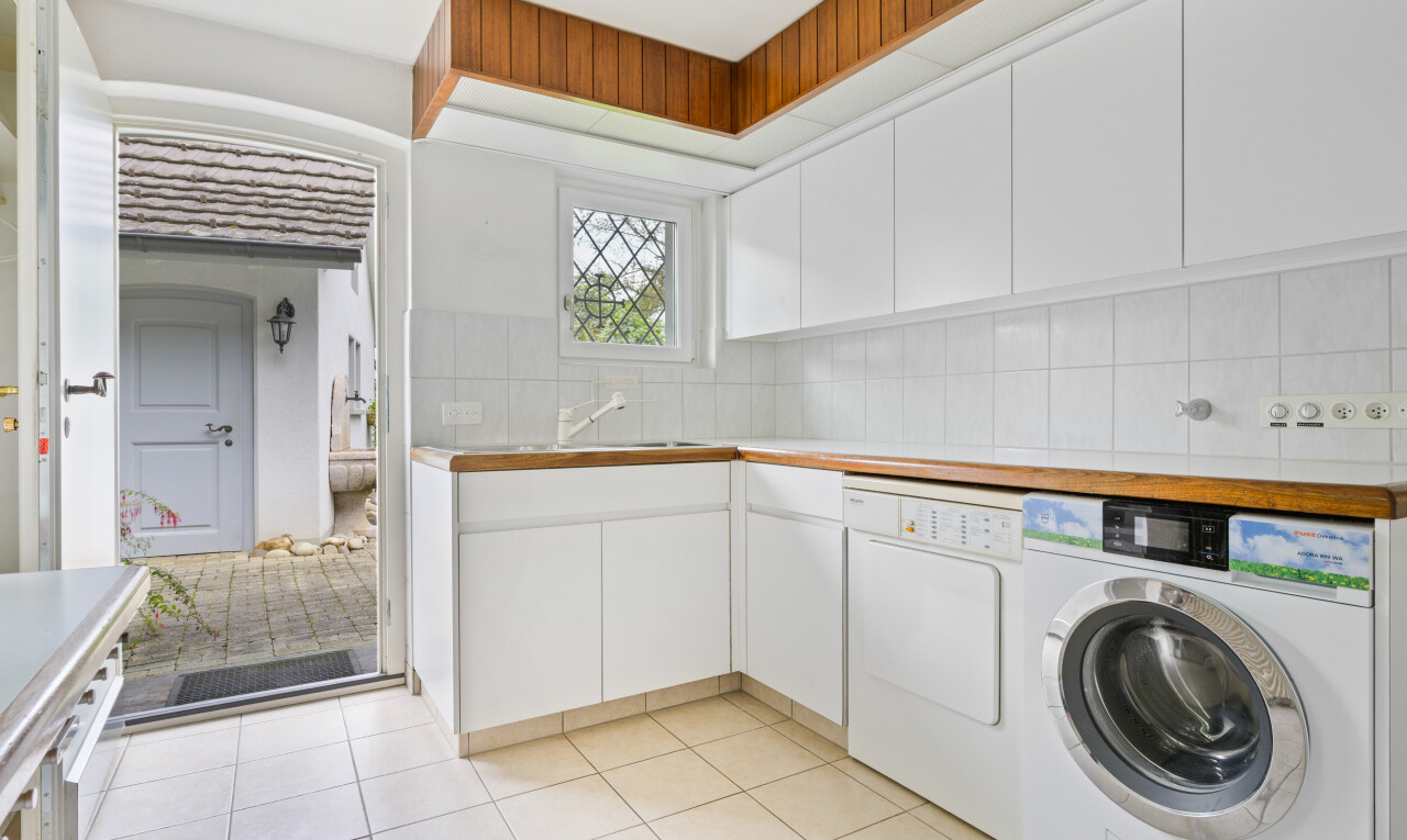 küche mit weiße schränke, arbeitsplatten, inside property, fliesenboden, und tile floor