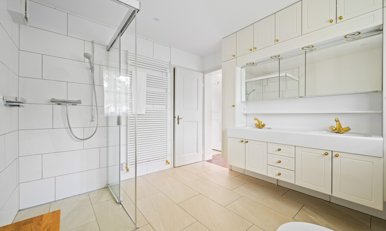 bad mit spiegel, komplettes badezimmer, dusche, inside property, und tile floor
