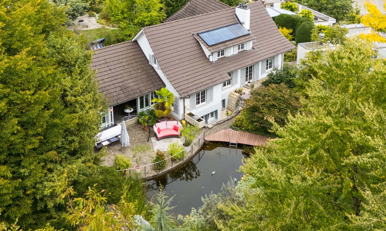 außenansicht mit property visible, water view, seesicht, dock, und woods view