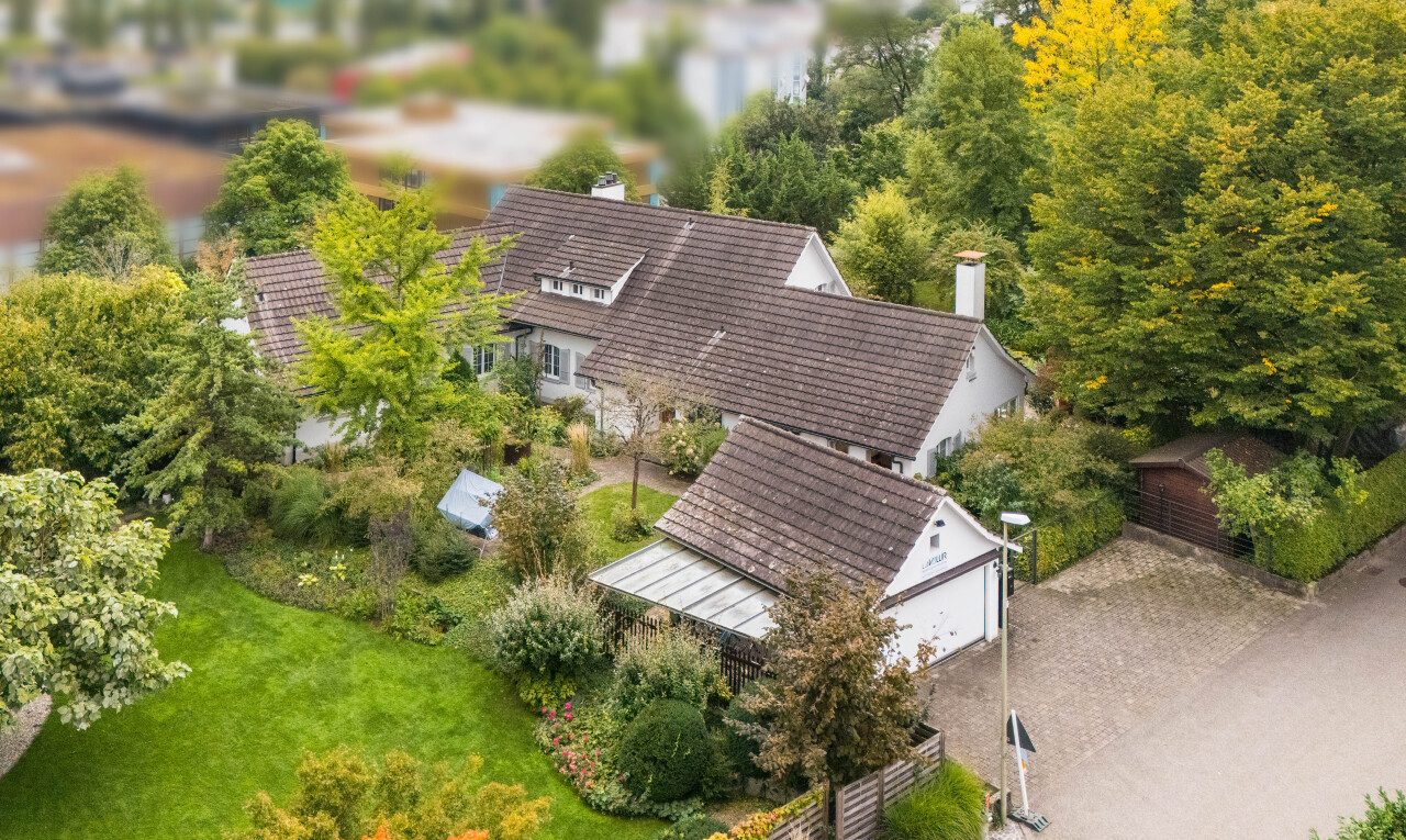 außenansicht mit außenansicht, property visible, garage, schornstein, und zaun