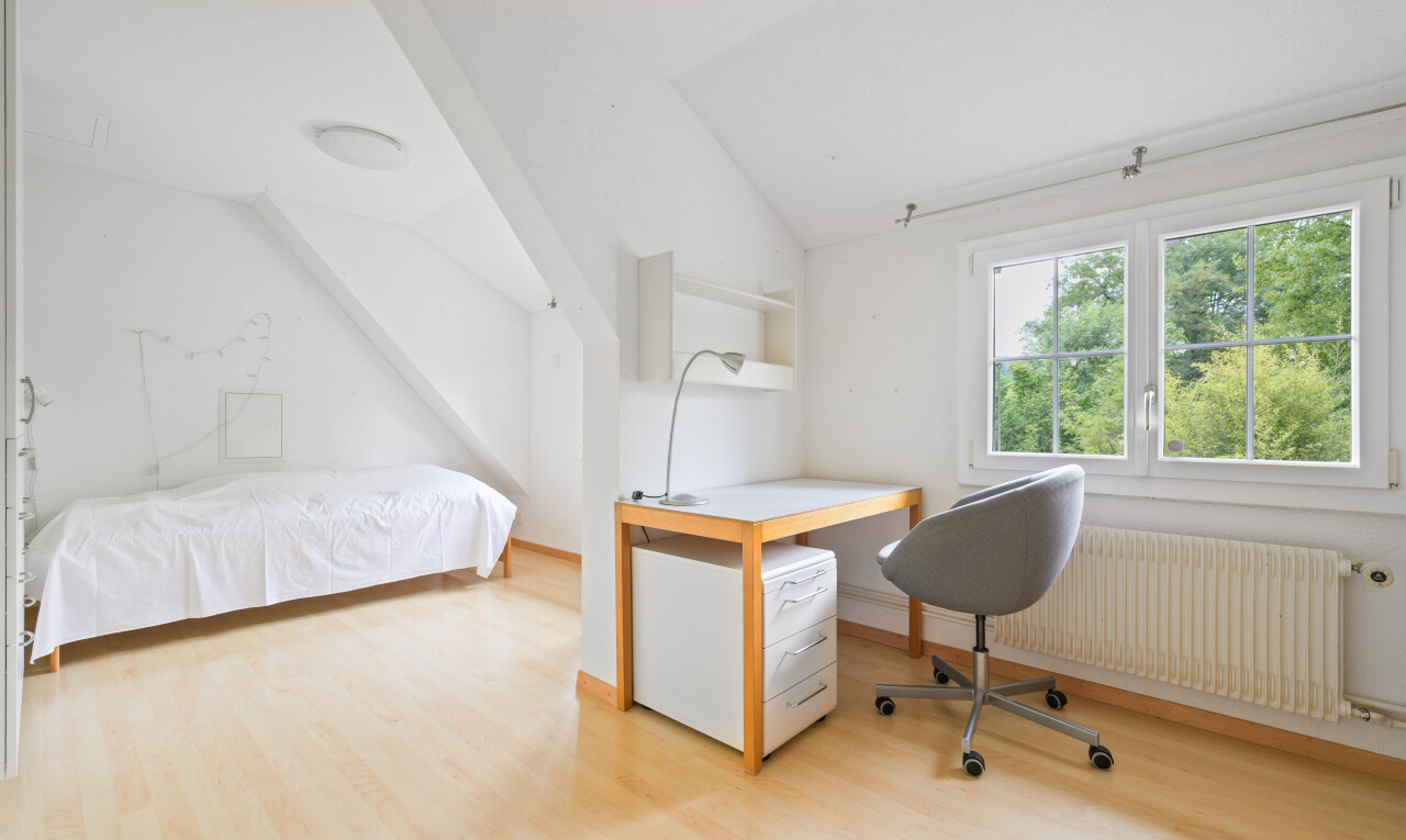 zimmer / schlafzimmer mit zusätzliches zimmer, kühler, natürliches licht, natural light, und holzfußboden