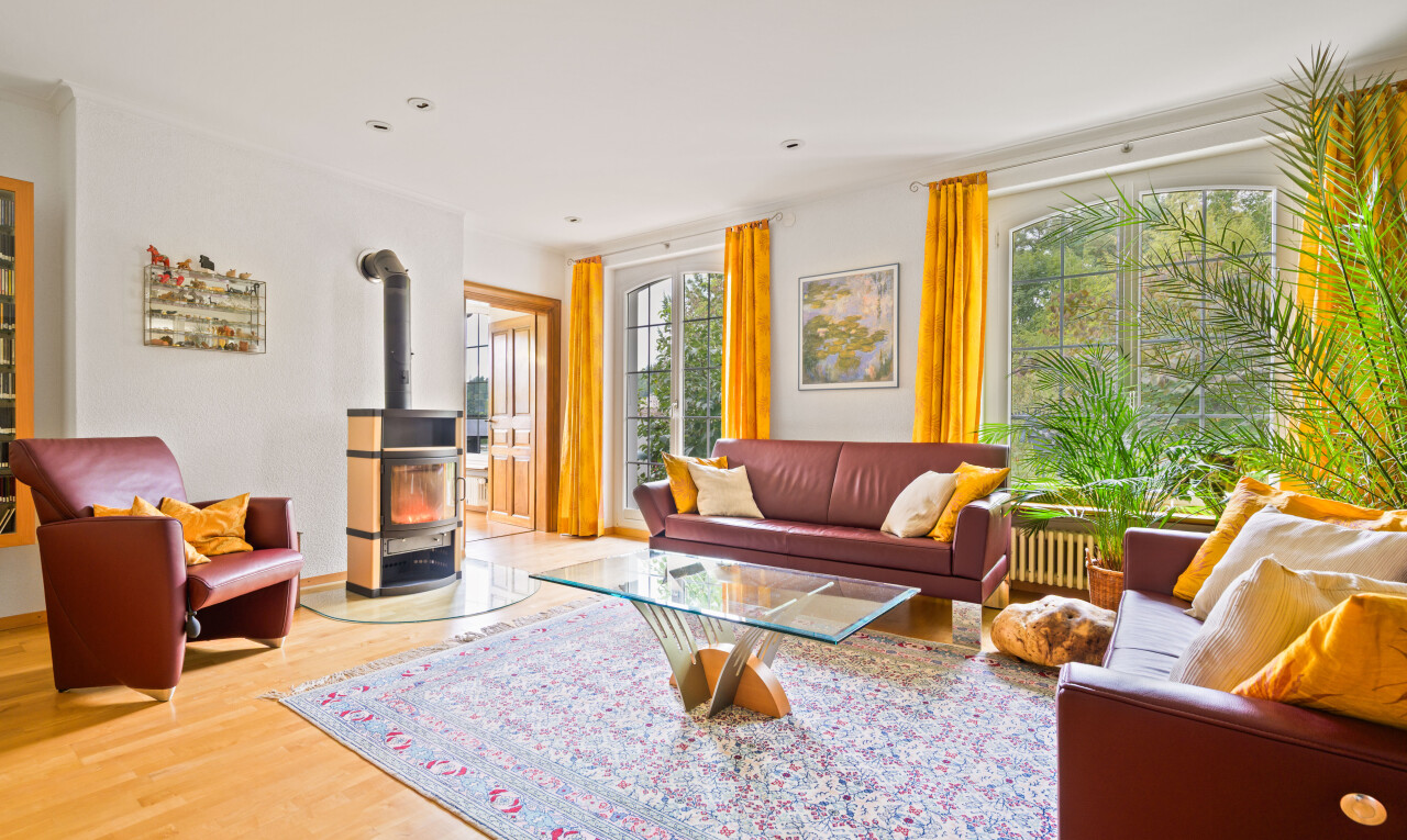 wohnzimmer mit holzofen, inside property, holzfußboden, wood finish floor, und natürliches licht