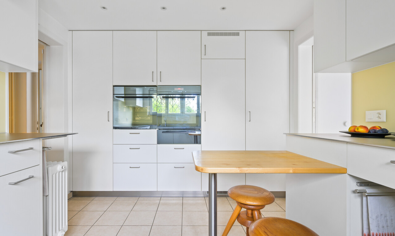 küche mit weiße schränke, tile floor, fliesenboden, inside property, und kühler