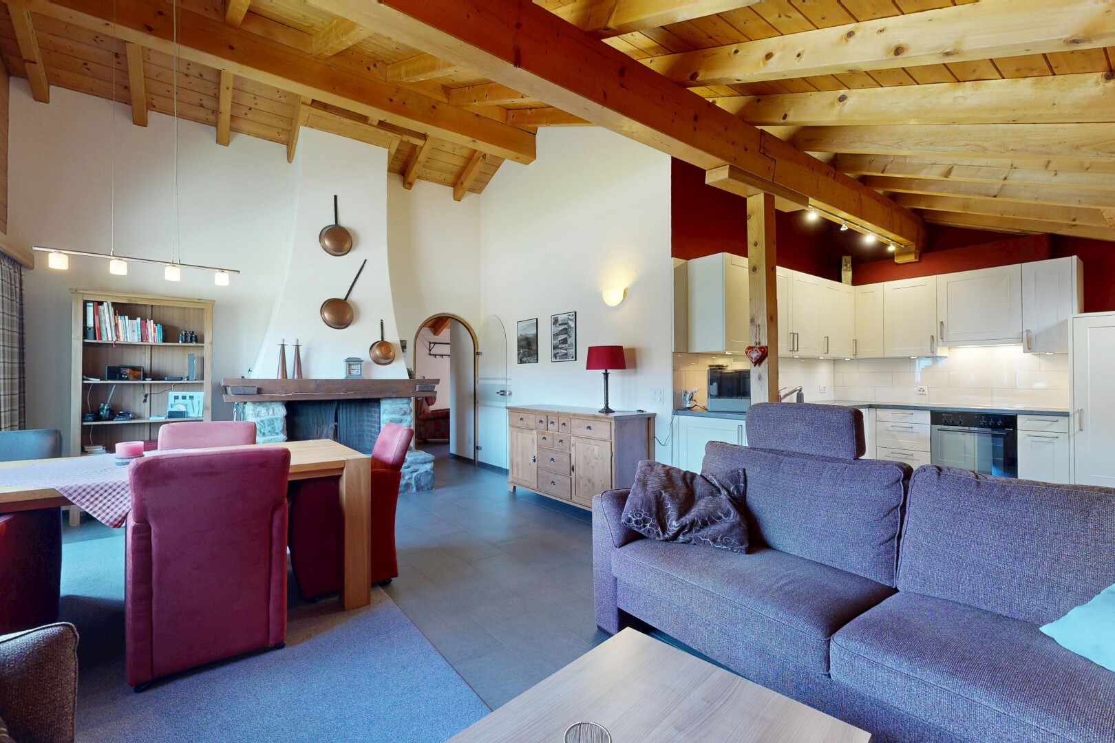 wohn- / esszimmer mit hohe decke, high ceiling, inside property, dachschräge, und vaulted ceiling