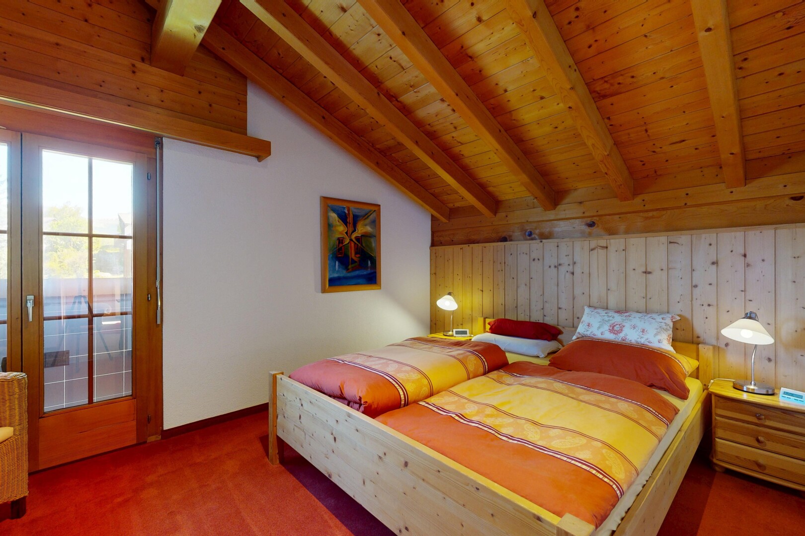 zimmer / schlafzimmer mit holzwand, wood wall, balkendecke, beamed ceiling, und inside property