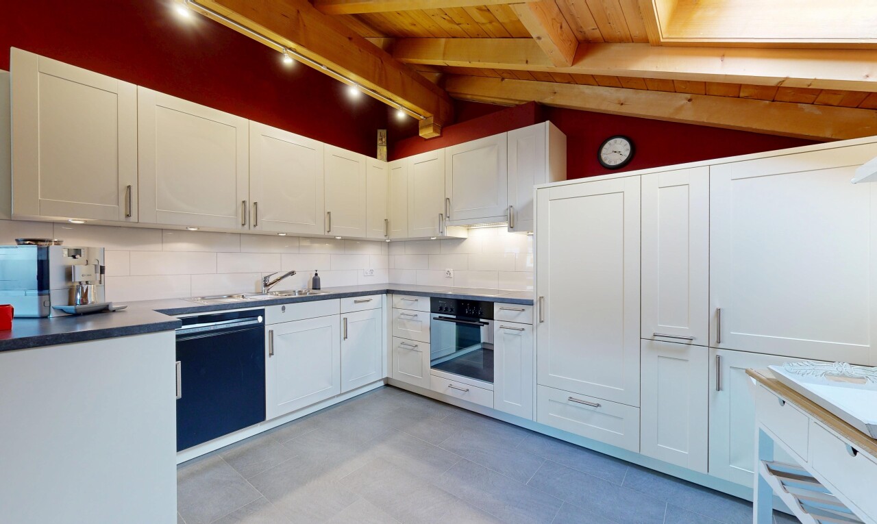 küche mit dachschräge, vaulted ceiling, ofen, light floor, und weiße schränke