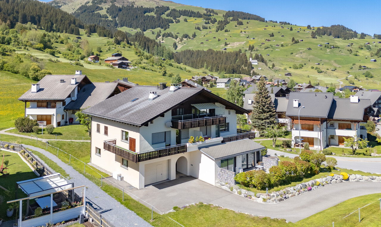 außenansicht mit balkon, eingebaute garage, auffahrt, day time, und zaun