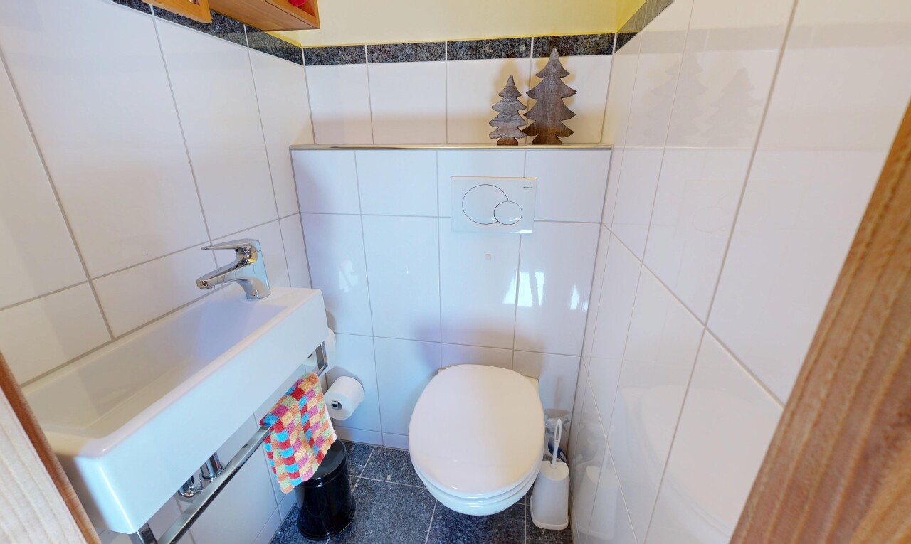 bad mit tile wall, fliesenwand, toilette, inside property, und waschbecken
