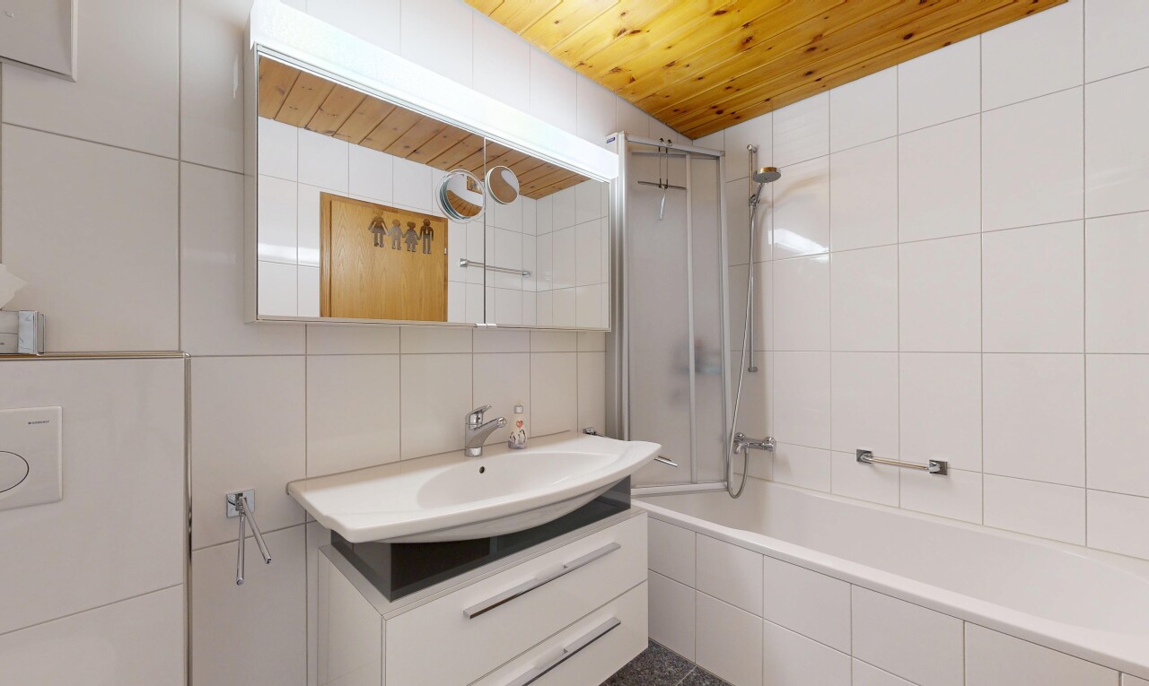 bad mit spiegel, tile wall, fliesenwand, komplettes badezimmer, und schminktisch