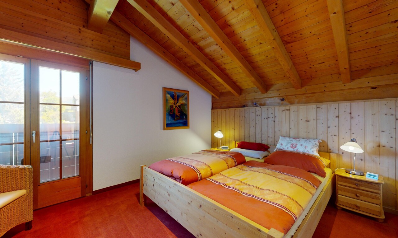 zimmer / schlafzimmer mit holzwand, wood wall, balkendecke, beamed ceiling, und inside property