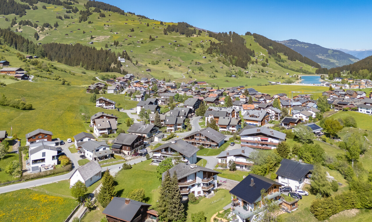 blick auf die berge mit day time, blick auf die berge, mountain view, seesicht, und water view