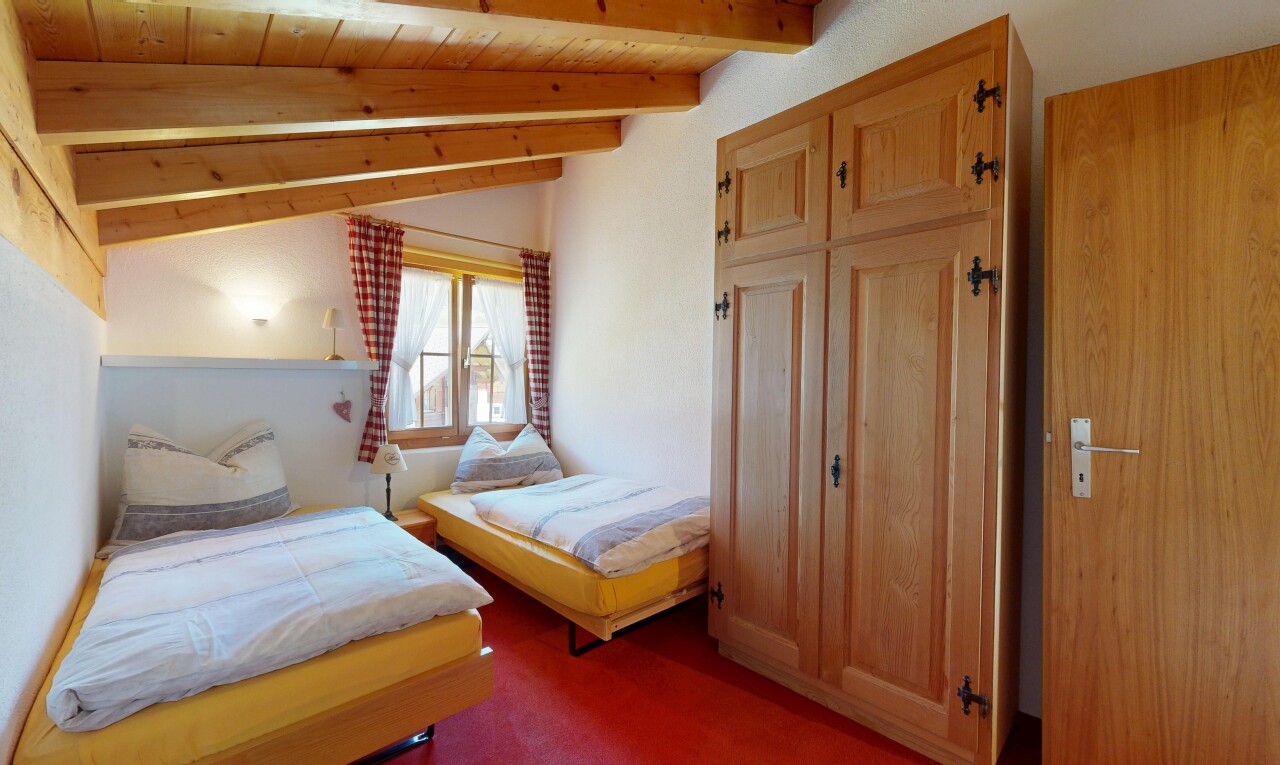 zimmer / schlafzimmer mit natürliches licht, natural light, dachschräge, vaulted ceiling, und inside property