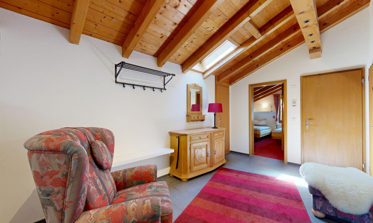 wohnzimmer mit drywall, gipskartonwand, inside property, vaulted ceiling, und dachschräge