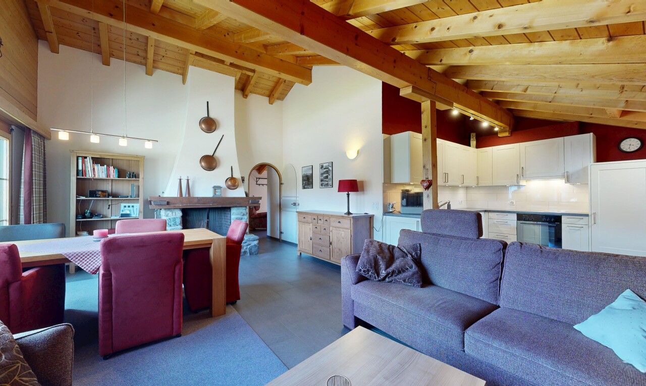 wohn- / esszimmer mit hohe decke, high ceiling, inside property, dachschräge, und vaulted ceiling