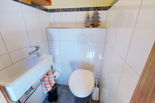 bad mit tile wall, fliesenwand, toilette, inside property, und waschbecken