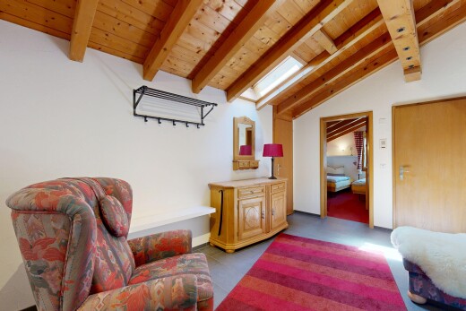 wohnzimmer mit drywall, gipskartonwand, inside property, vaulted ceiling, und dachschräge