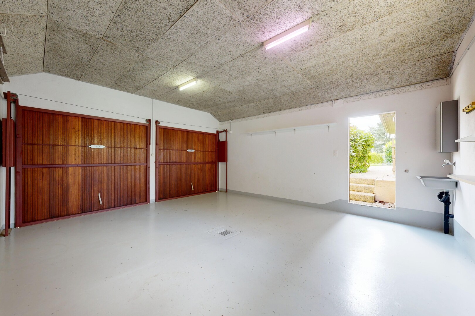 pièce vide avec cloison sèche, drywall, inside property, finished concrete floor, et sol en béton