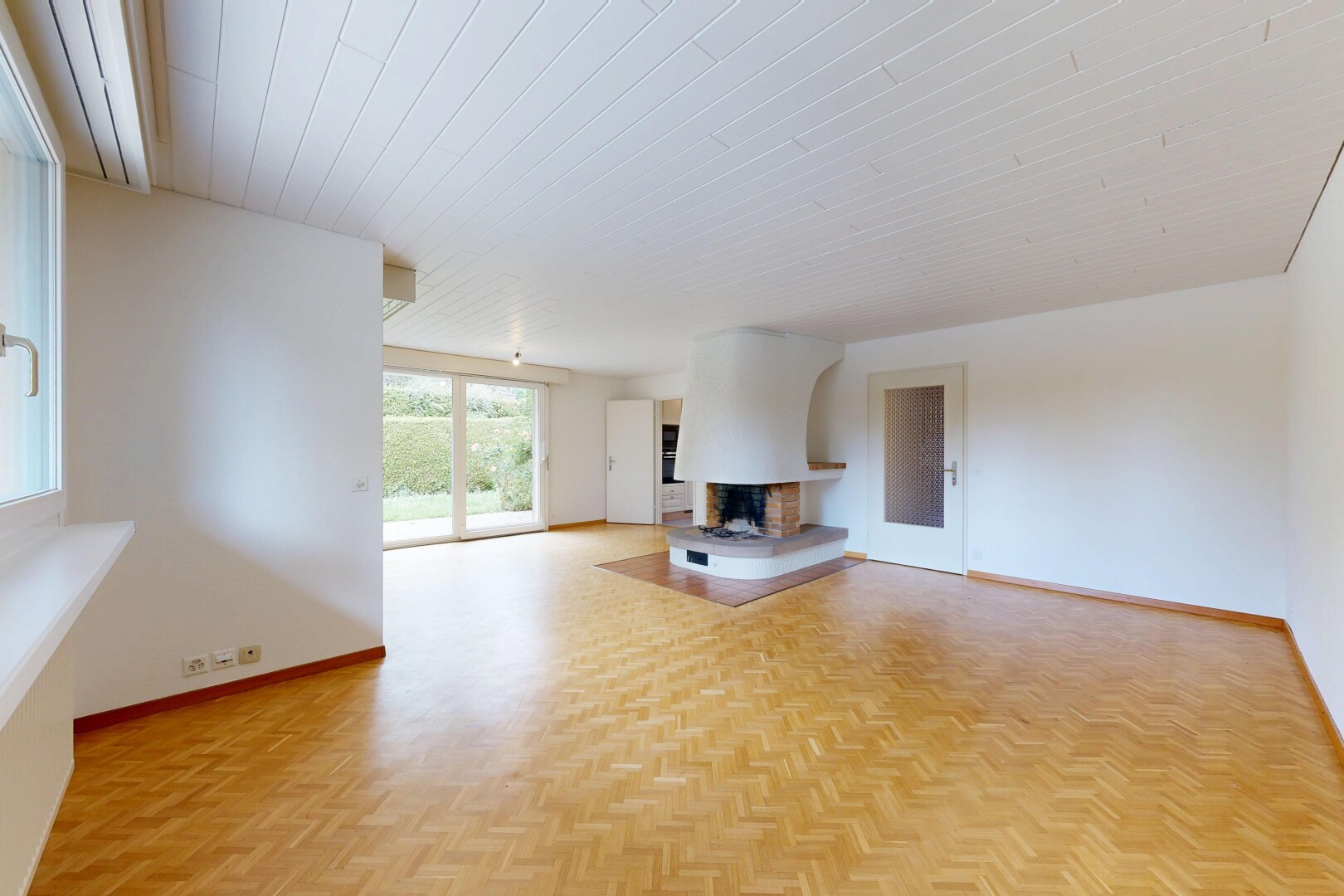 salon avec inside property, cloison sèche, drywall, sol en finition bois, et wood finish floor