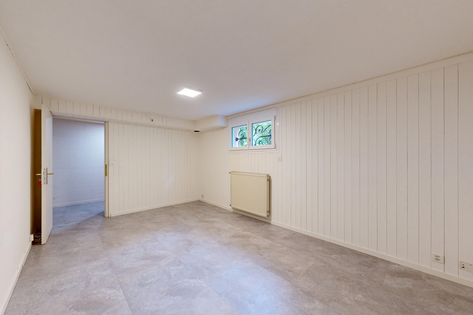 pièce vide avec sous-sol, radiateur, inside property, natural light, et lumière naturelle