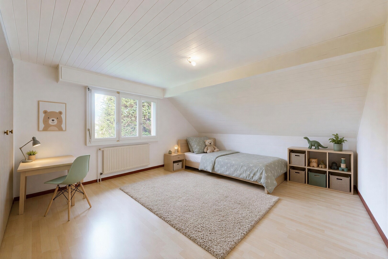 pièce vide avec wood finish floor, sol en finition bois, day time, radiateur, et inside property