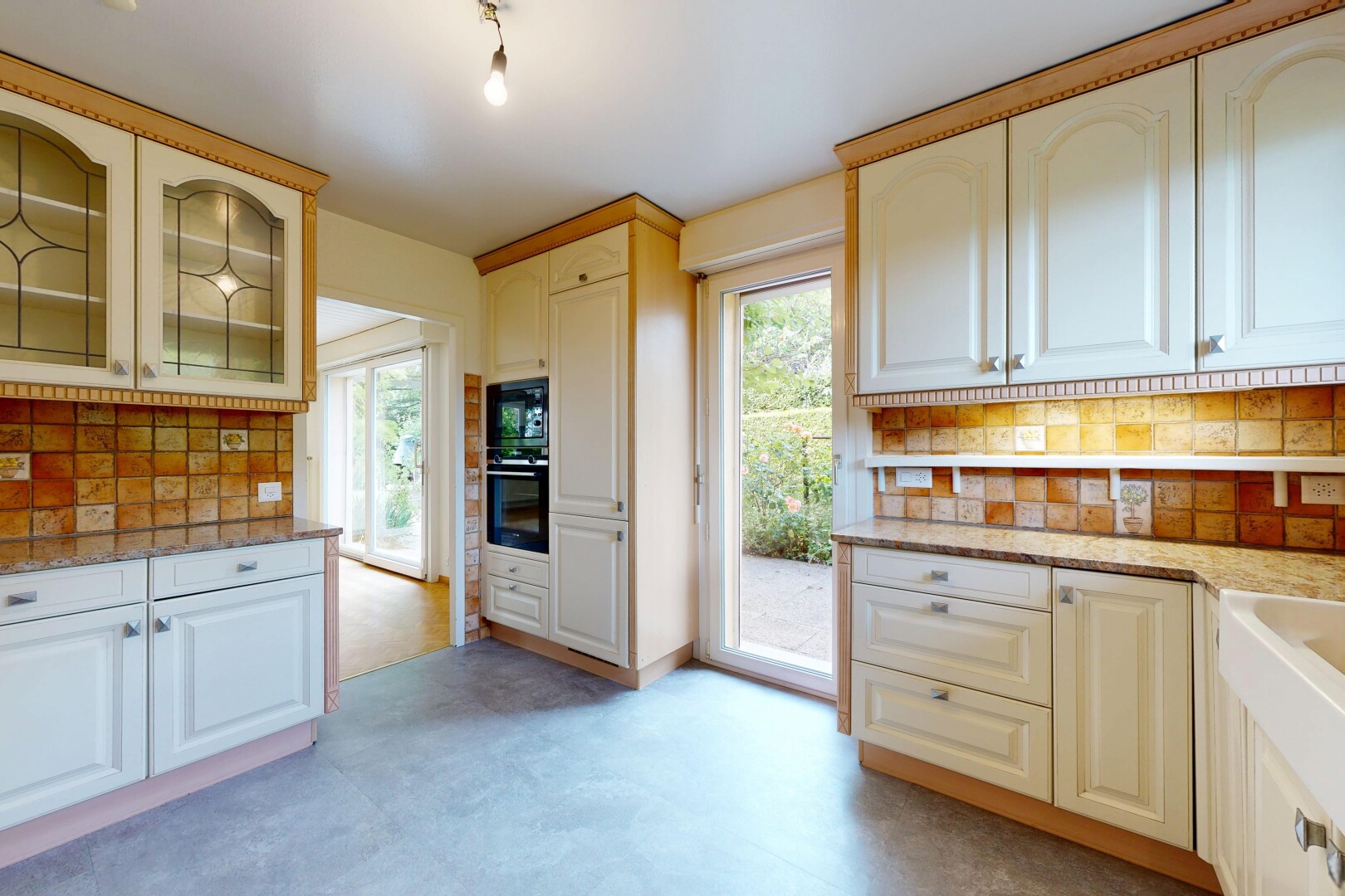 cuisine avec backsplash, dosseret, raised cabinets, armoires élevées, et arched cabinets