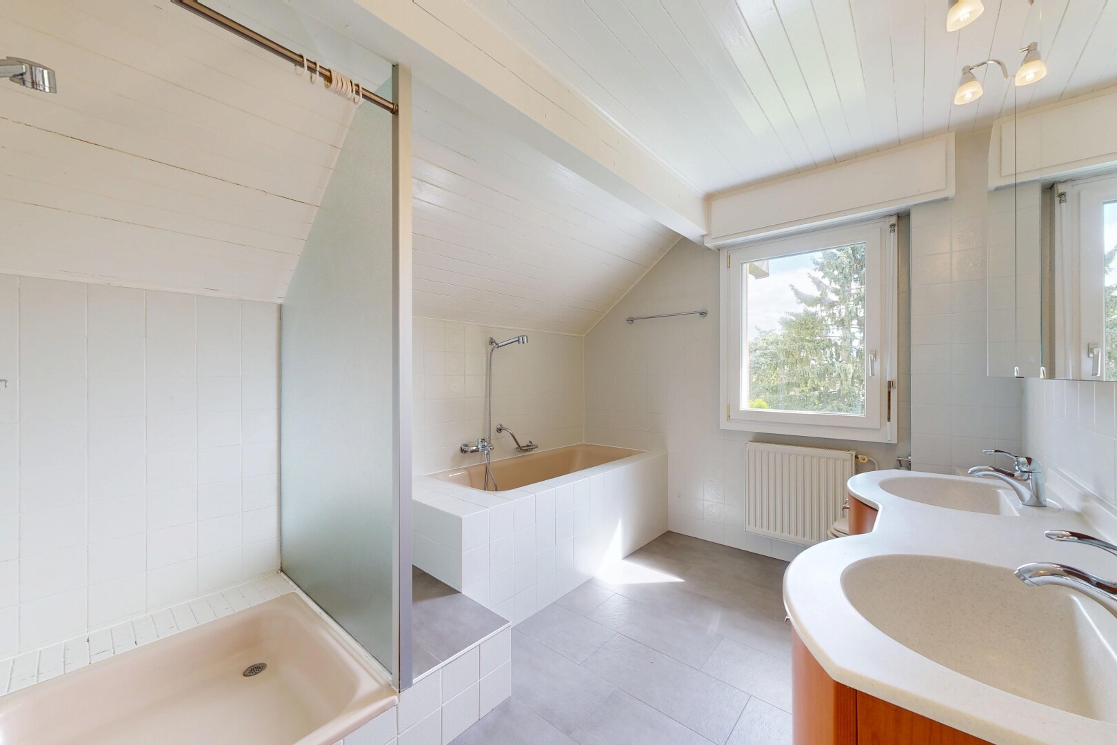 salle de bains avec bain, salle de bain complète, natural light, lumière naturelle, et double vasque