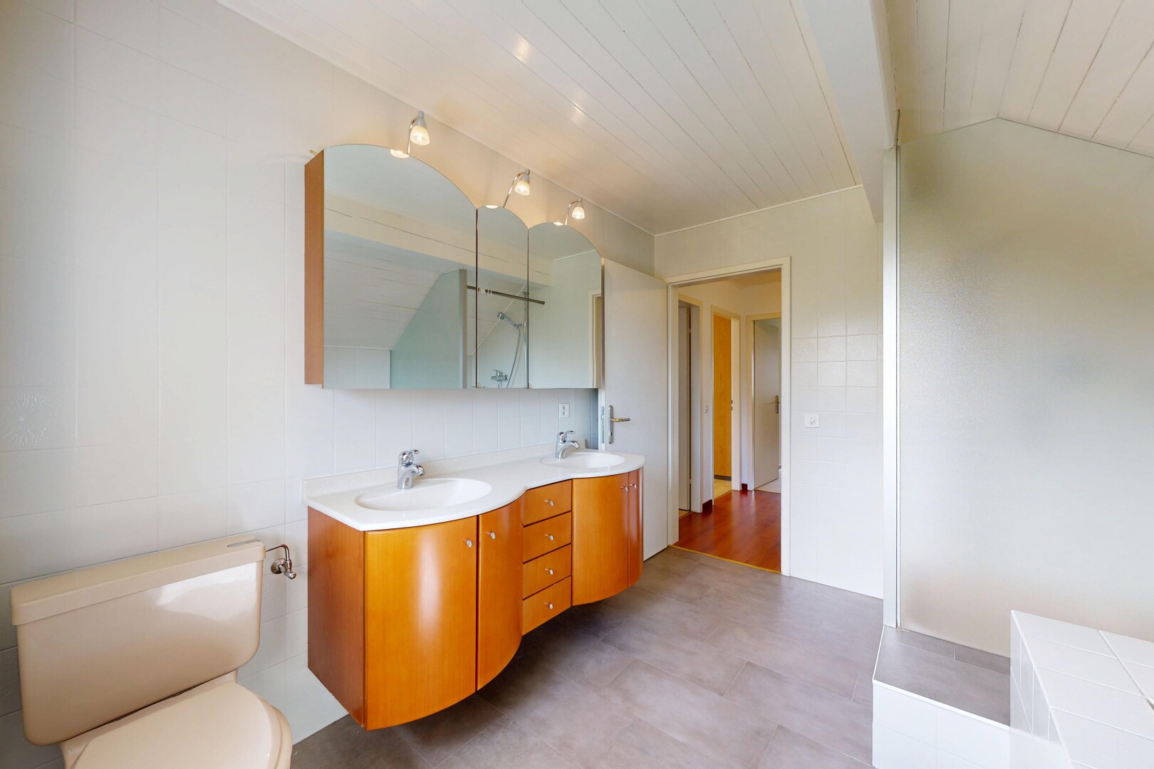 salle de bains avec salle de bain complète, double vasque, toilette, évier, et inside property