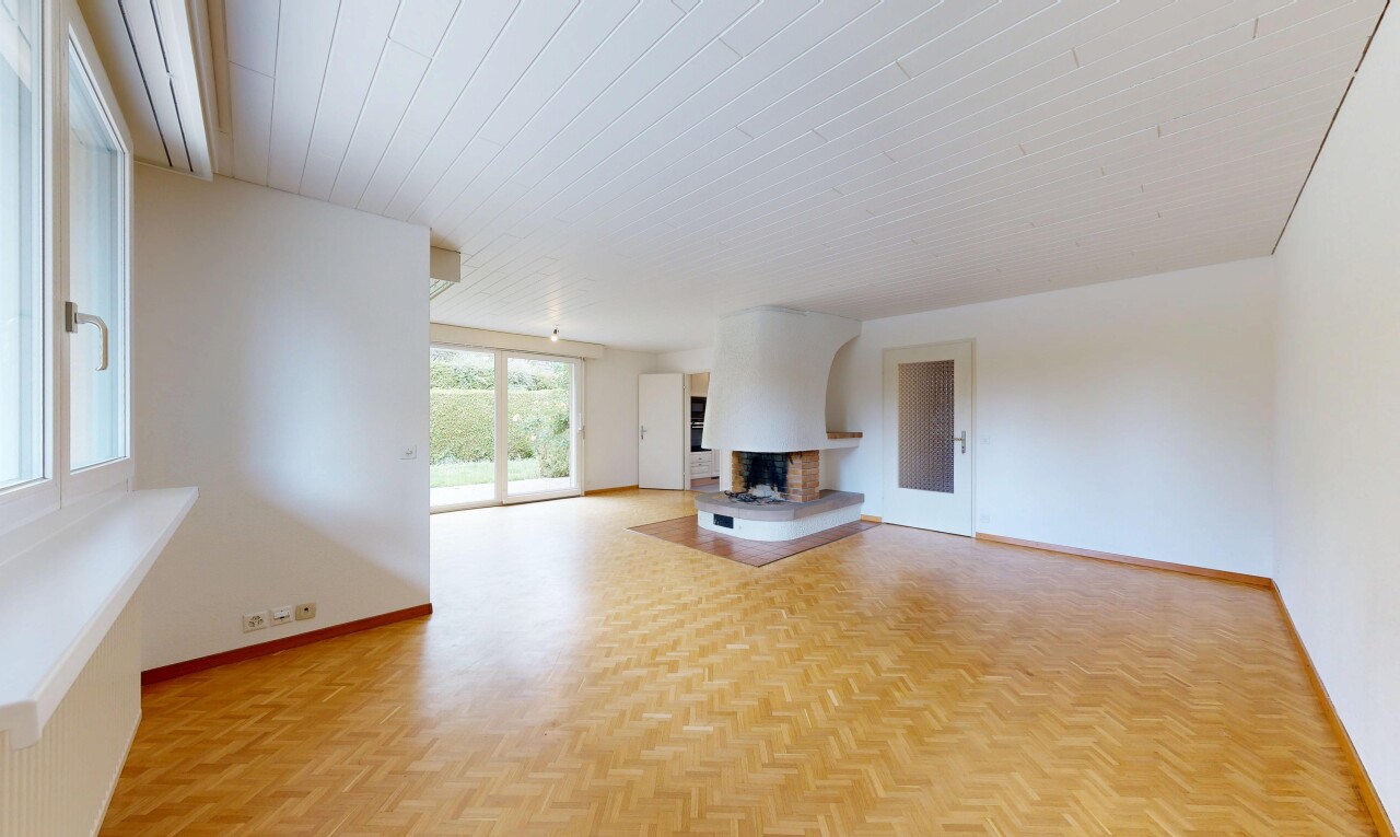 salon avec inside property, cloison sèche, drywall, sol en finition bois, et wood finish floor