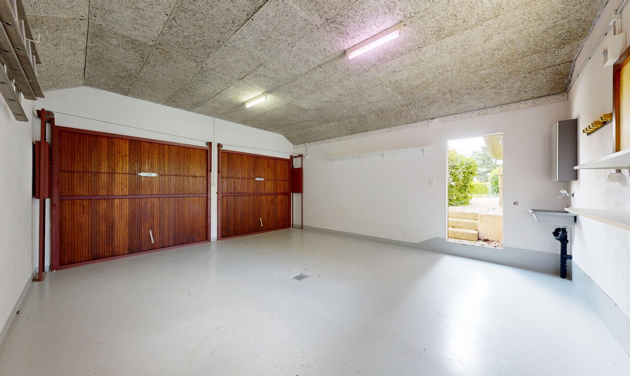 pièce vide avec cloison sèche, drywall, inside property, finished concrete floor, et sol en béton