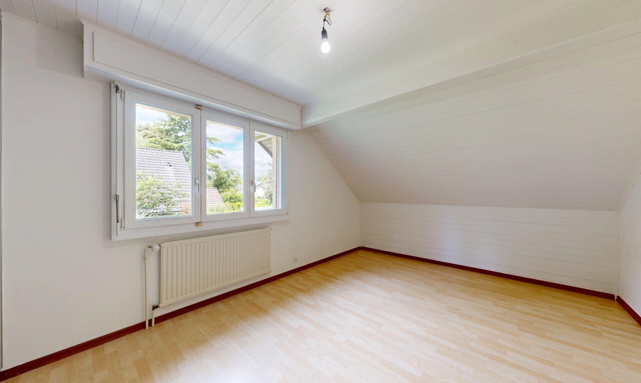 pièce vide avec wood finish floor, sol en finition bois, day time, radiateur, et inside property