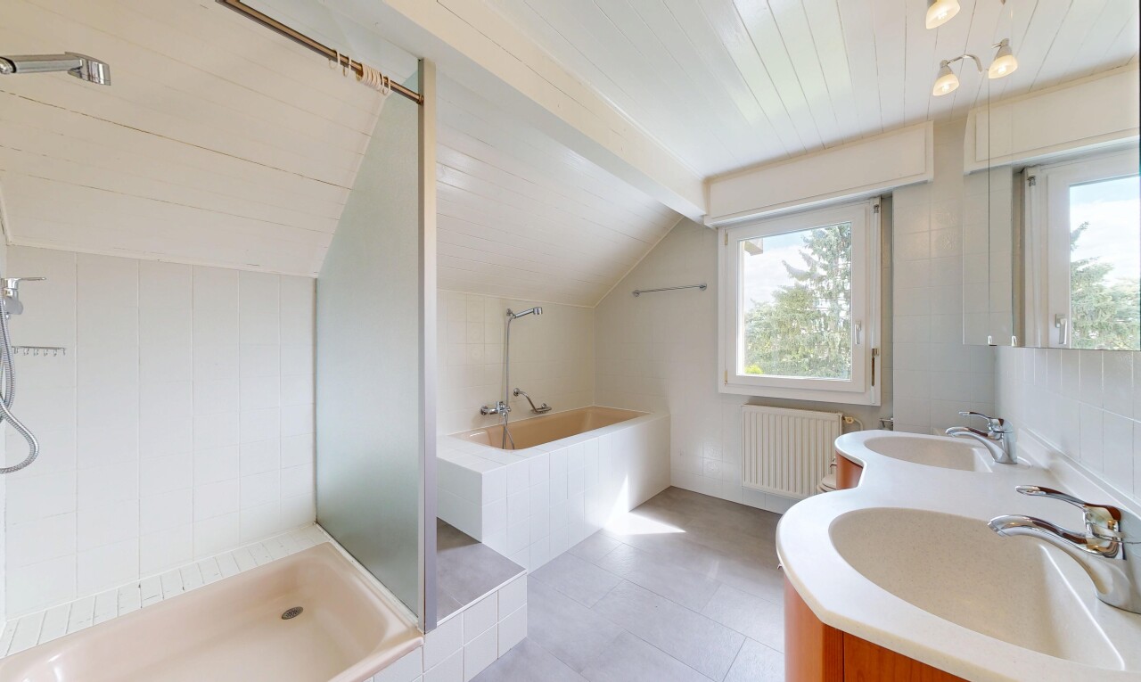 salle de bains avec bain, salle de bain complète, natural light, lumière naturelle, et double vasque
