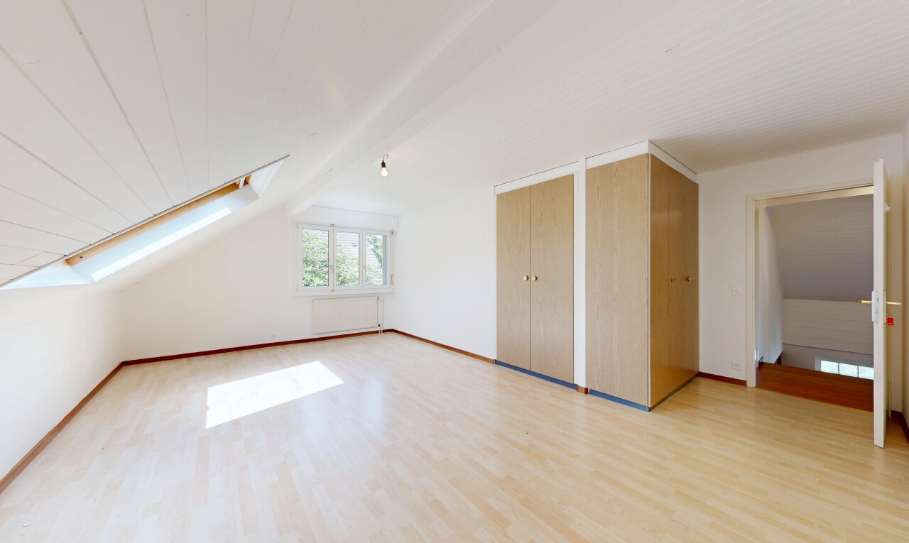 pièce vide avec puits de lumière, wood finish floor, sol en finition bois, light floor, et inside property