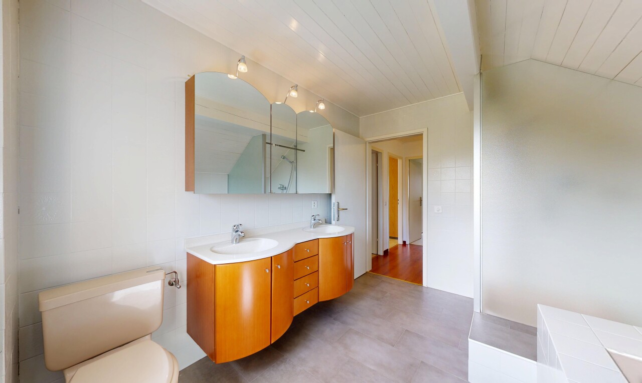 salle de bains avec salle de bain complète, double vasque, toilette, évier, et inside property