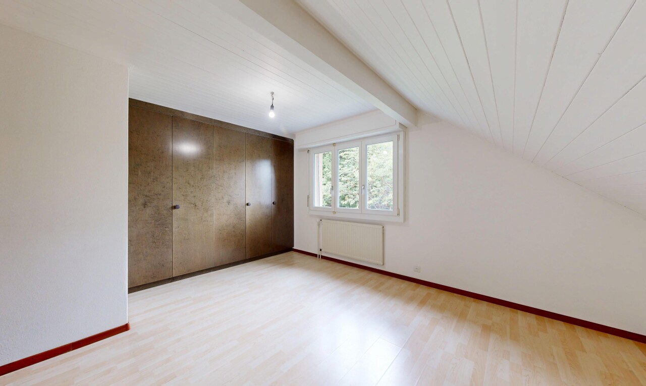pièce vide avec wood finish floor, sol en finition bois, radiateur, light floor, et inside property