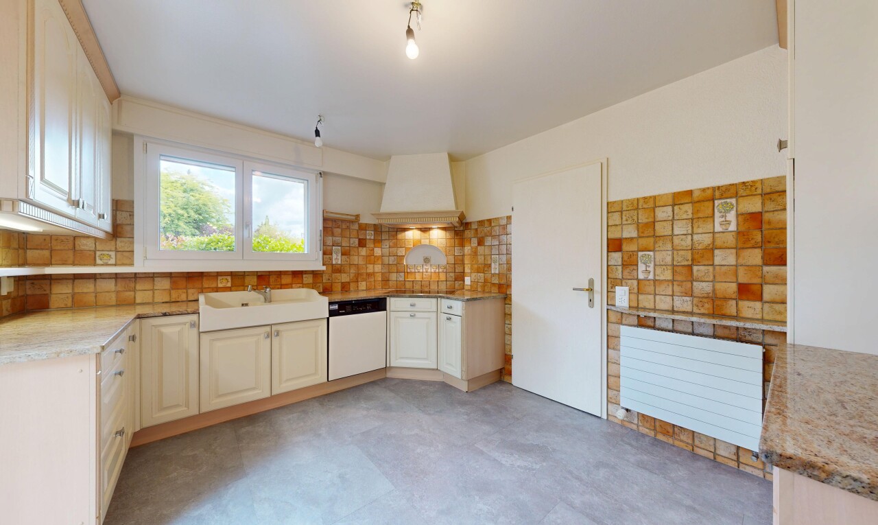 cuisine avec armoires élevées, raised cabinets, light floor, inside property, et light countertops