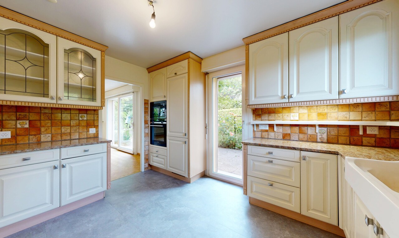 cuisine avec backsplash, dosseret, raised cabinets, armoires élevées, et arched cabinets