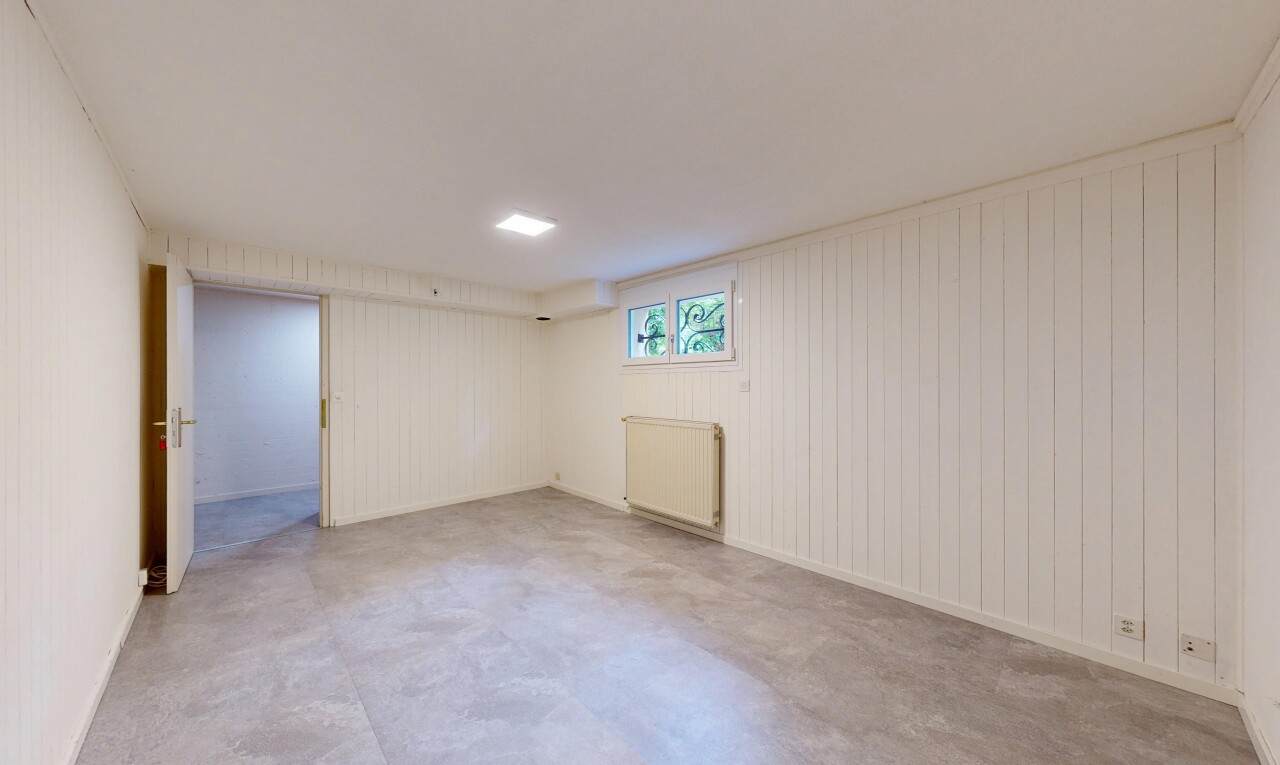 pièce vide avec sous-sol, radiateur, inside property, natural light, et lumière naturelle