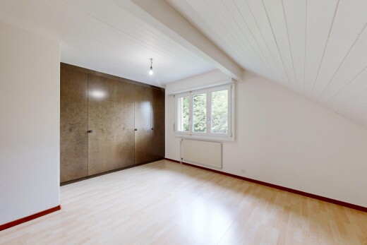 pièce vide avec wood finish floor, sol en finition bois, radiateur, light floor, et inside property