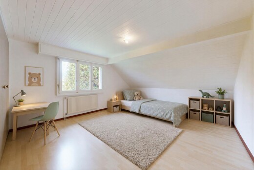 pièce vide avec wood finish floor, sol en finition bois, day time, radiateur, et inside property