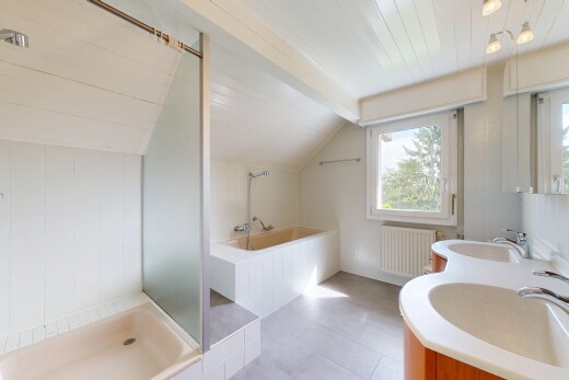 salle de bains avec bain, salle de bain complète, natural light, lumière naturelle, et double vasque