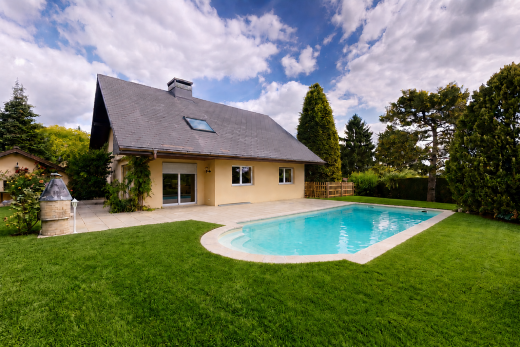 piscine avec pelouse, from property, terrasse, piscine, et clôture