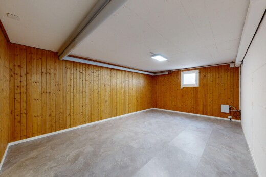 pièce vide avec sous-sol, inside property, plafond bas, low ceiling, et lumière naturelle