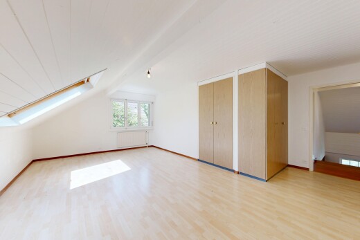 pièce vide avec puits de lumière, wood finish floor, sol en finition bois, light floor, et inside property