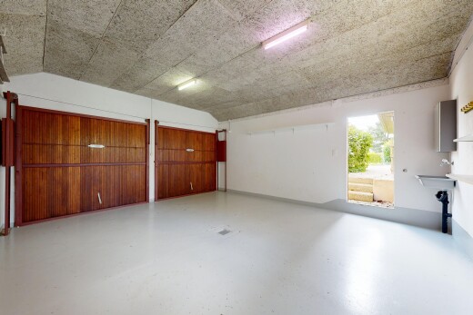 pièce vide avec cloison sèche, drywall, inside property, finished concrete floor, et sol en béton