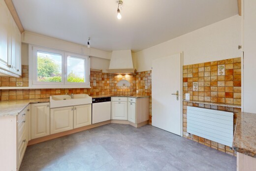 cuisine avec armoires élevées, raised cabinets, light floor, inside property, et light countertops