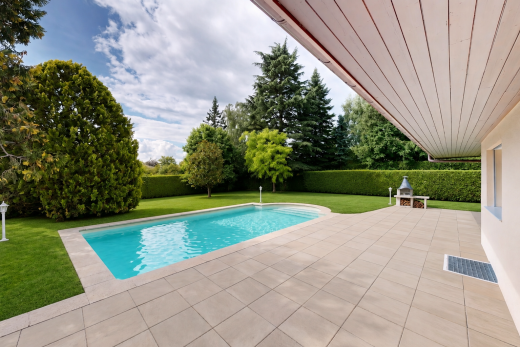 piscine avec from property, piscine, pelouse, terrasse, et clôture