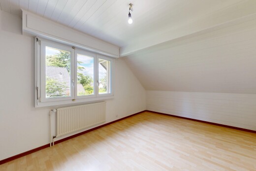 pièce vide avec wood finish floor, sol en finition bois, day time, radiateur, et inside property