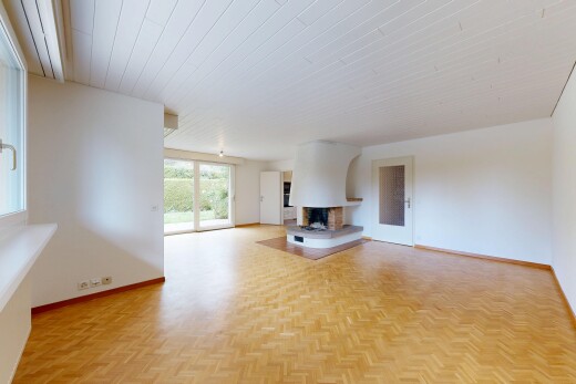 salon avec inside property, cloison sèche, drywall, sol en finition bois, et wood finish floor