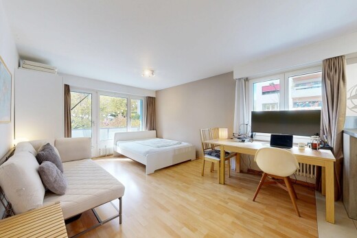 zimmer / schlafzimmer mit inside property, wood finish floor, holzfußboden, natural light, und natürliches licht