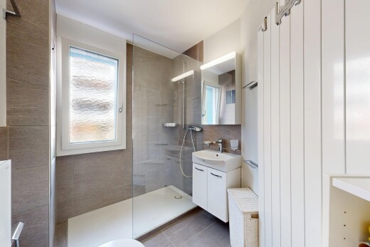 bad mit komplettes badezimmer, schminktisch, natürliches licht, natural light, und dusche